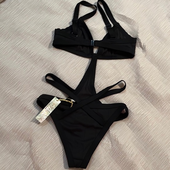 ❌ SOLD ❌ Wolf & Whistle Exclusive cut away bandage swimsuit - Picture 5 of 7